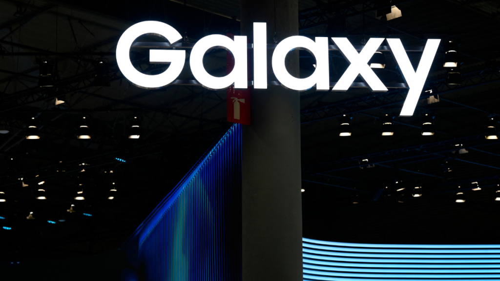 Samsung Galaxy S26 Ultra's New Privacy Display Feature Is Breaking the Internet