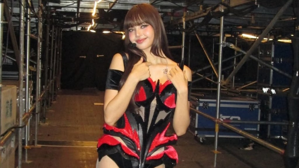 BLACKPINK’s Lisa Shows Off Corset Top & Shorts for Tour Finale