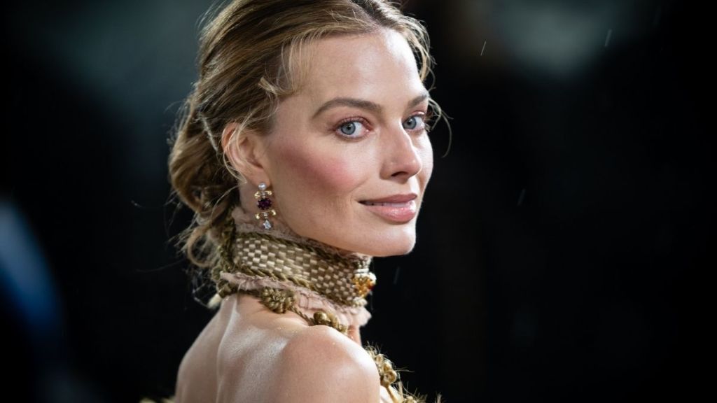 Margot Robbie's Archival Jewelry Steals the Show at Movie Premiere