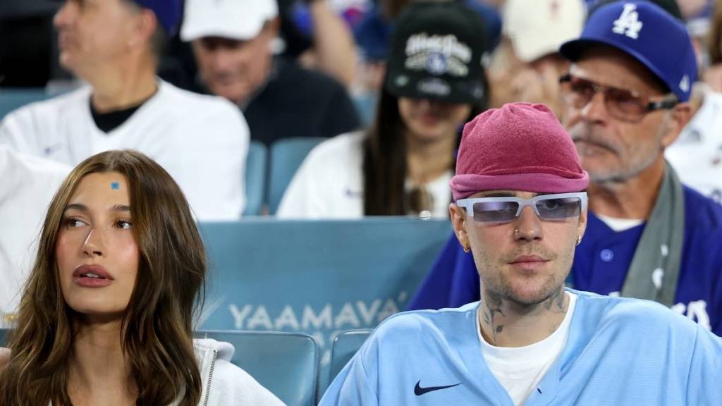 How Justin & Hailey Bieber 'Blocked One Another' at Super Bowl — Expert