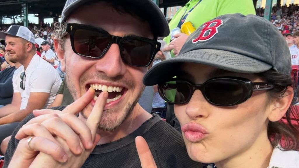 Gracie Abrams & Boyfriend ‘Deeply in Love’ as They Pack on PDA — Source