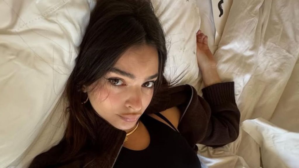 Emily Ratajkowski’s Swimsuit Look Brings the Heat Amid Oscars Buzz