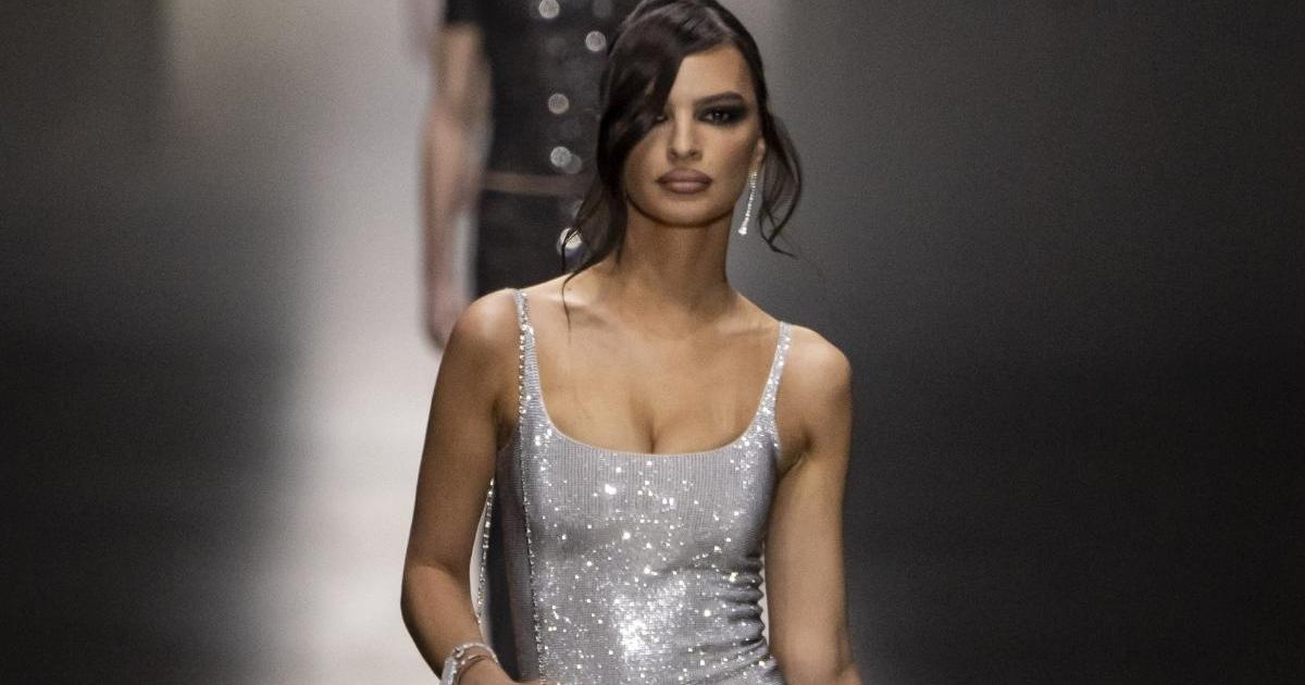emily ratajkowski cocktail dress goes braless in a slinky golden Get inspiration from Emily Ratajkowski Gold Glitter Halter Dress Golden Globe Awards 2017 Emily Ratajkowski Flaunts Sleek Short