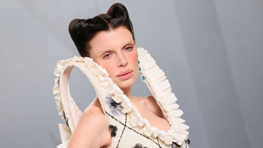 Julia Fox's Completely Bleached Brows at Vanity Fair Party Turn Heads