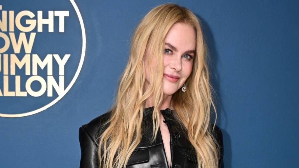 Nicole Kidman’s Jacket Secured by 2 Buttons on Jimmy Fallon’s Show