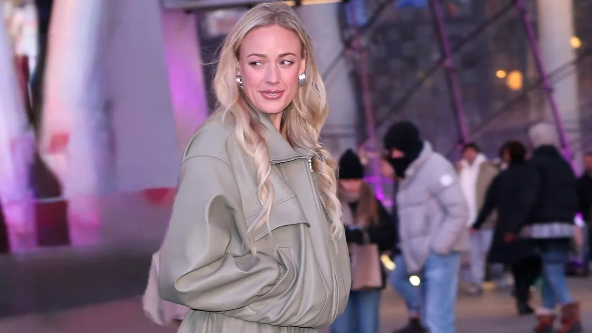 Sophie Cunninghams Bikini Has A Cutout As She Hits The Beach For 