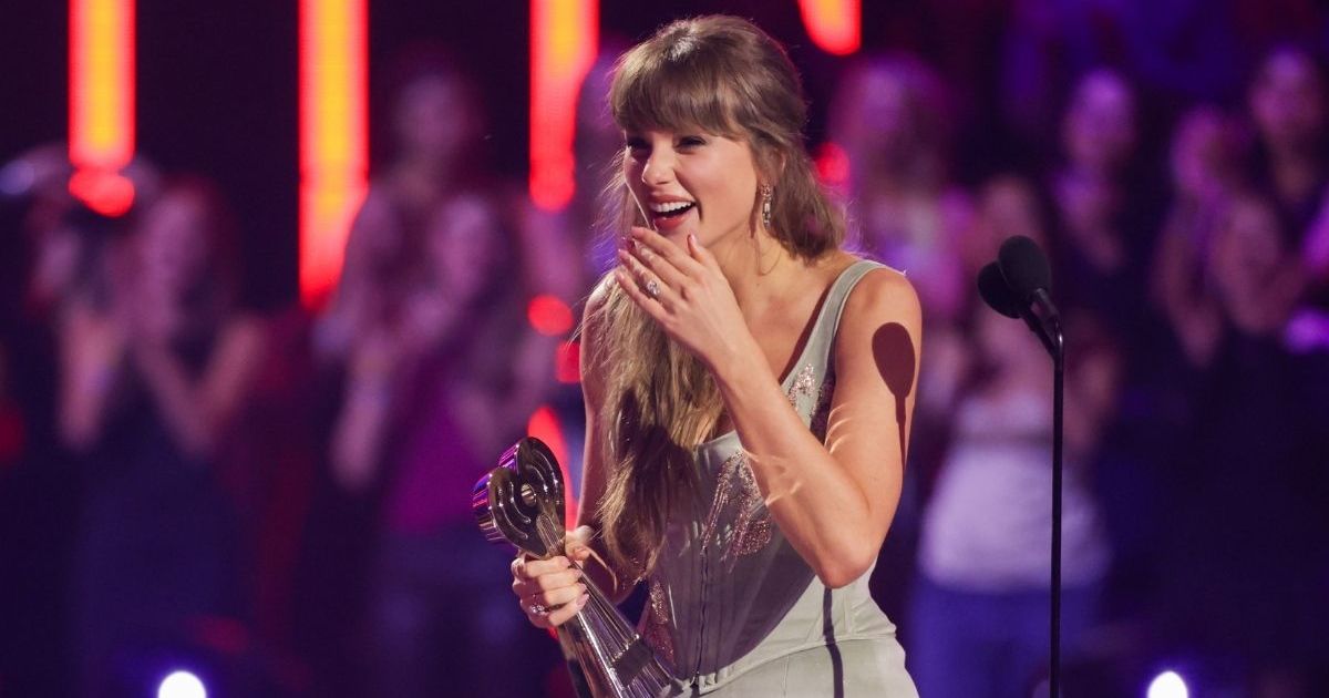 Taylor Swift’s Engagement Ring Takes Over iHeartRadio Awards Red Carpet