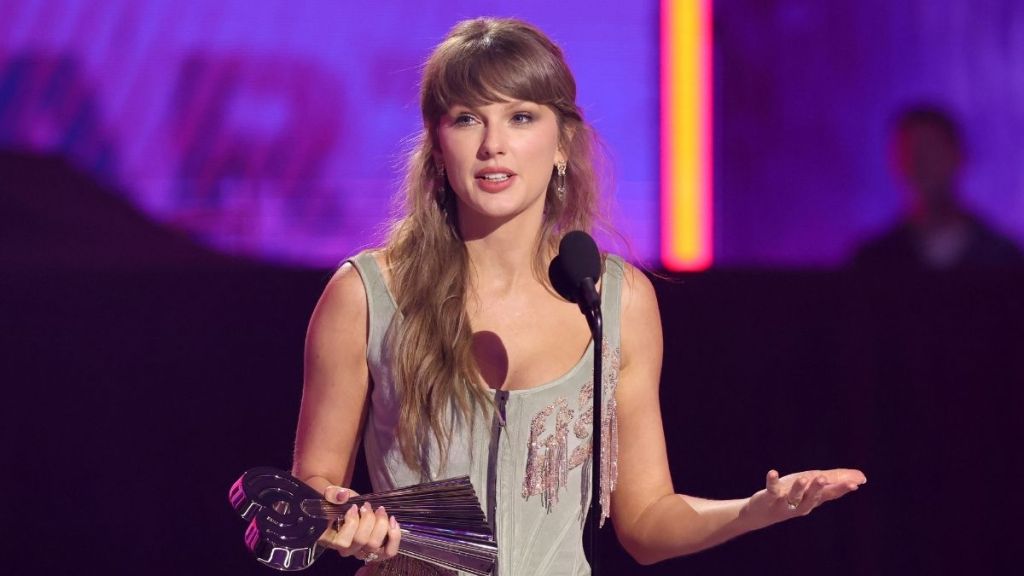 Taylor Swift Goes From Jimmy Choos to Aquazzura at iHeartRadio Awards