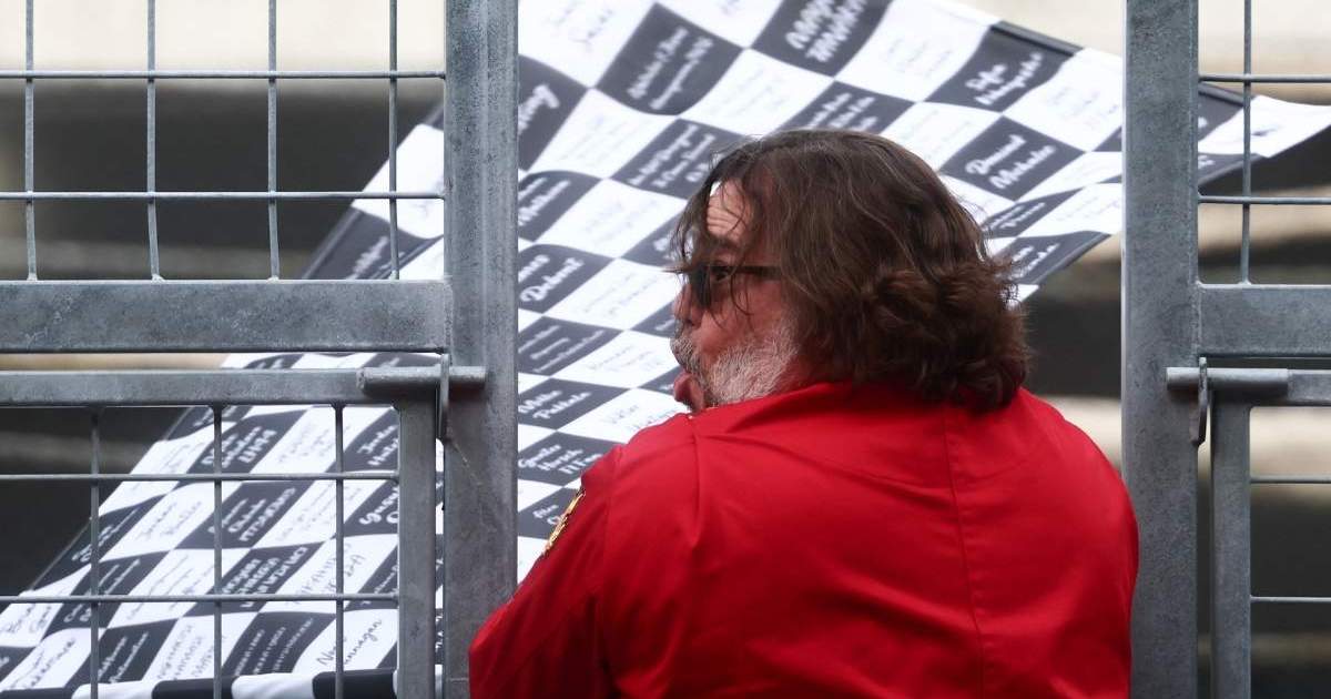 Jack Black Takes Over Flag Duties at F1 Japanese Grand Prix