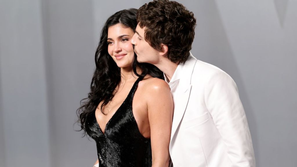 Timothée Chalamet & Kylie Jenner’s PDA Is Not So Subtle at the Vanity Fair Oscars Party