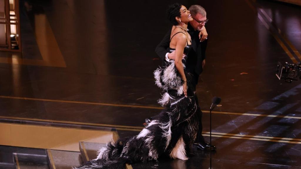 Oscars 2026 Best Picture Winner Gets a Headlock From Teyana Taylor