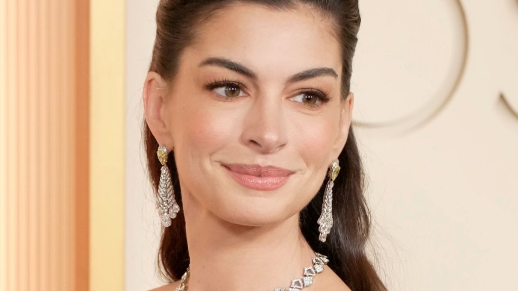 anne hathaway schiaparelli pumps high slit dress the devil wears prada 2