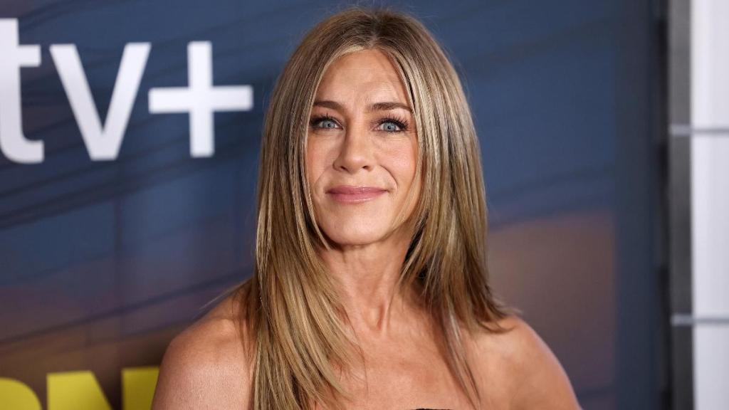 Jennifer Aniston could leave her "Friends" co-star Lisa Kudrow off her rumored wedding guest list. Aniston has been making headlines recently with Jim Curtis.