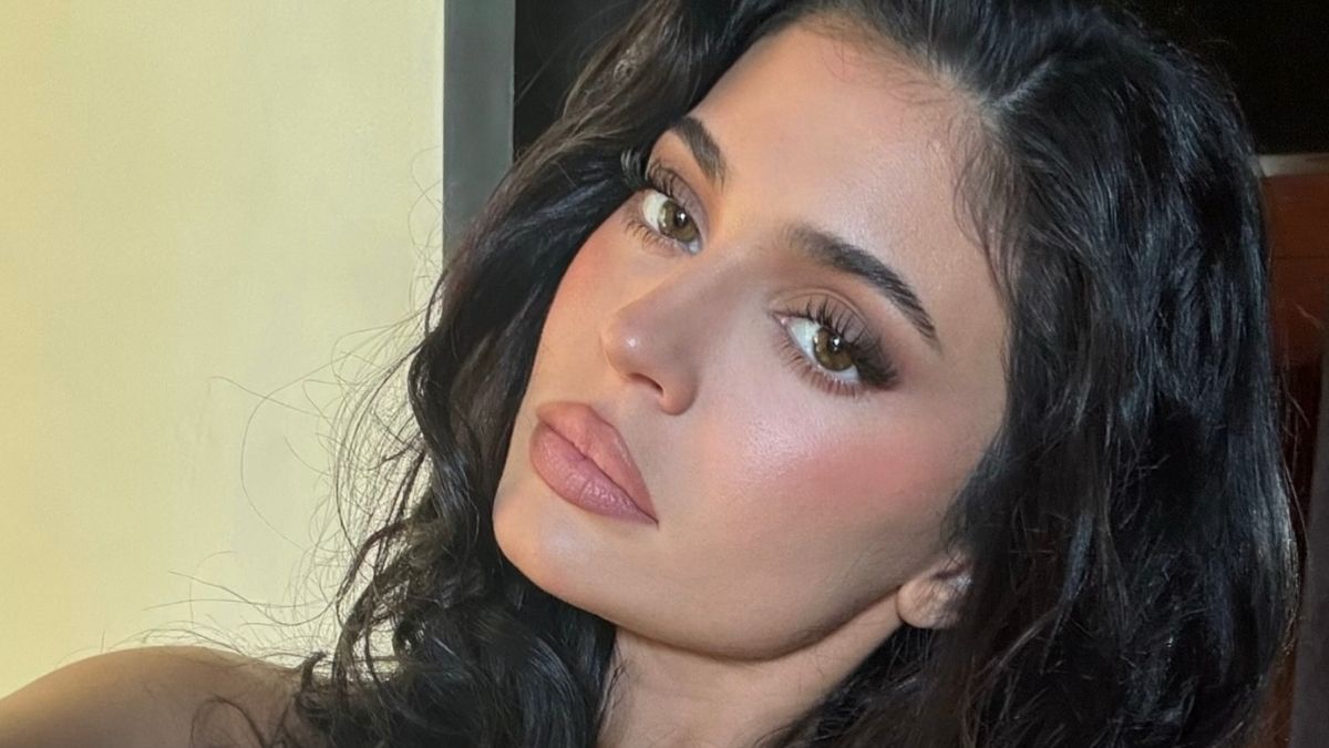 Kylie Jenner topless ECOSYSTEM BRIDGING: The Open-Source Dilemma