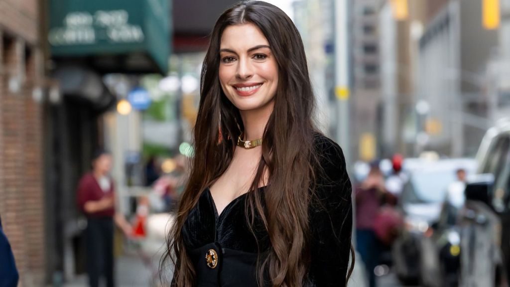 Anne Hathaway’s Velvet Minidress Is All Kinds of Bold for Talk Show