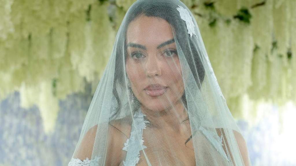 Cristiano Ronaldo’s Fiancée Raises the Heat in Cleavage-Baring Corseted Gown