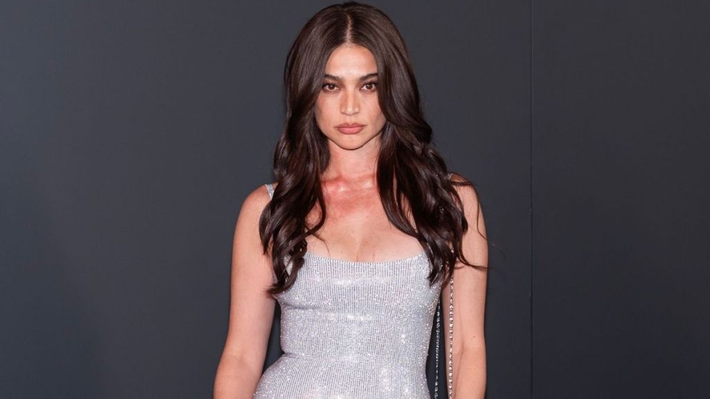 Anne Curtis’ Shimmering Mini Dress Puts Her Legs Front & Center