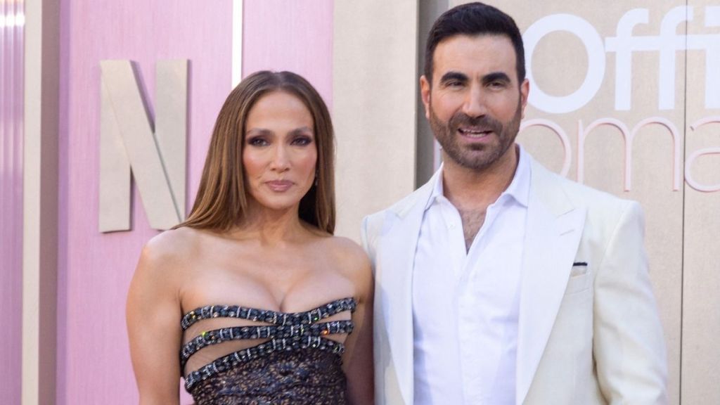 Jennifer Lopez's Co-Star Rates Her Kiss Amid Romance Rumors