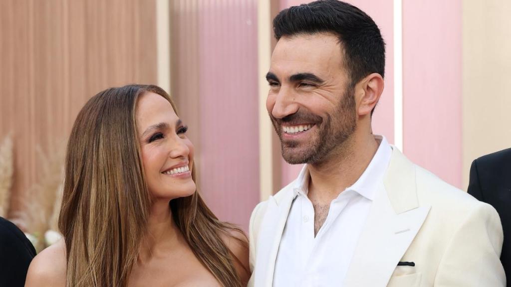 Brett Goldstein & Jennifer Lopez Rate Each Other’s Kiss in Office Romance