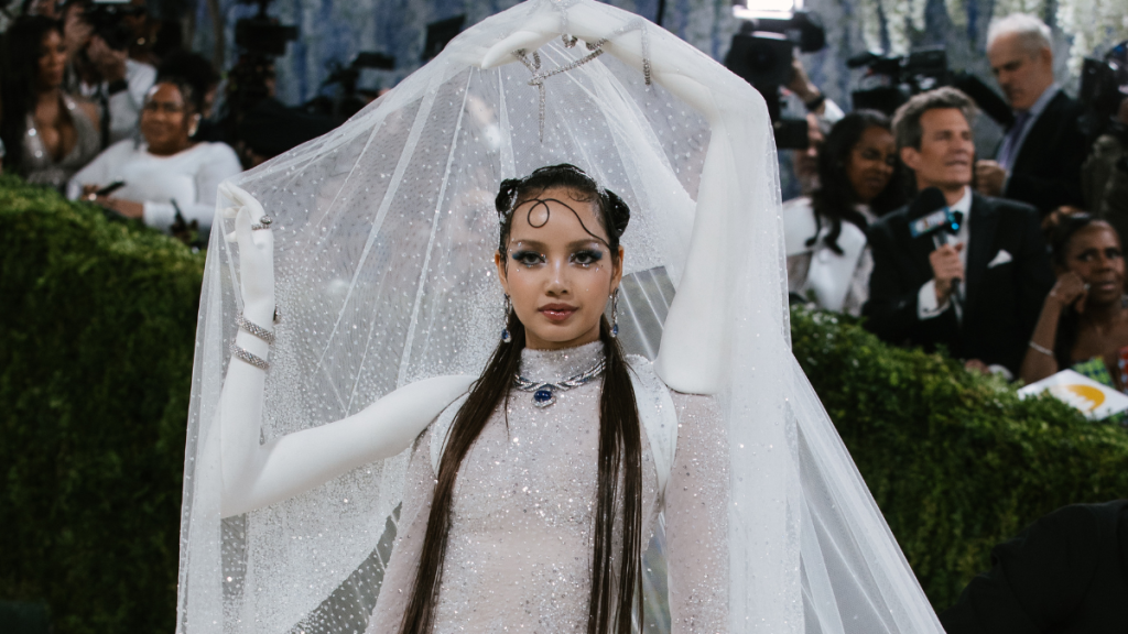 Blackpink’s Lisa Shows Up With ‘Extra Arms’ That Lift Her Veil at Met Gala