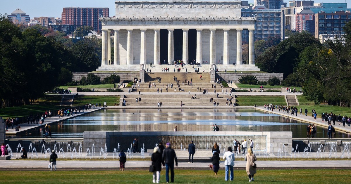 Lincoln Memorial Pool Reportedly Hit With ‘86 47’ Graffiti After Trump ...