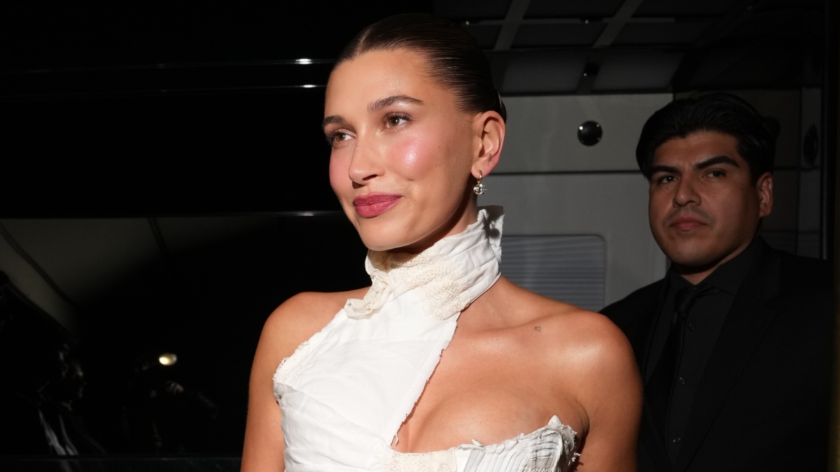 Hailey Bieber's Short Mini Dress Has Her Legs Stealing All the Attention -  Mandatory