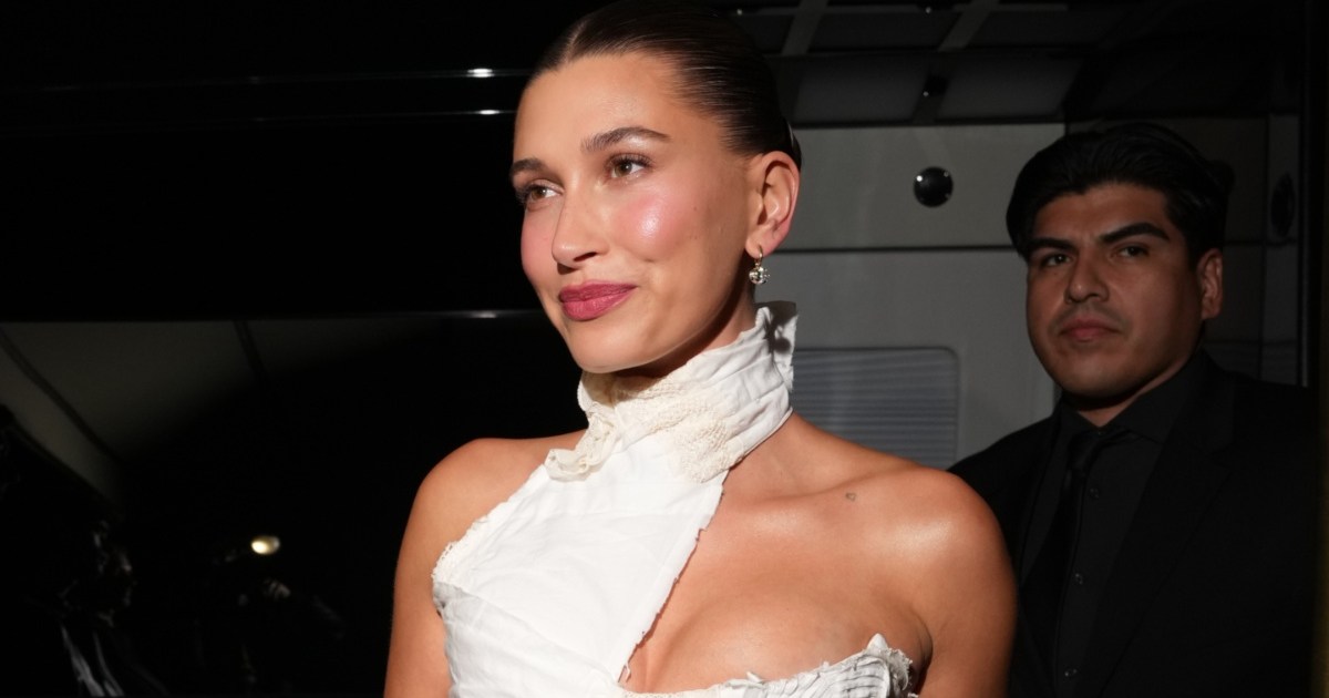 Hailey Bieber's Short Mini Dress Has Her Legs Stealing All the Attention -  Mandatory