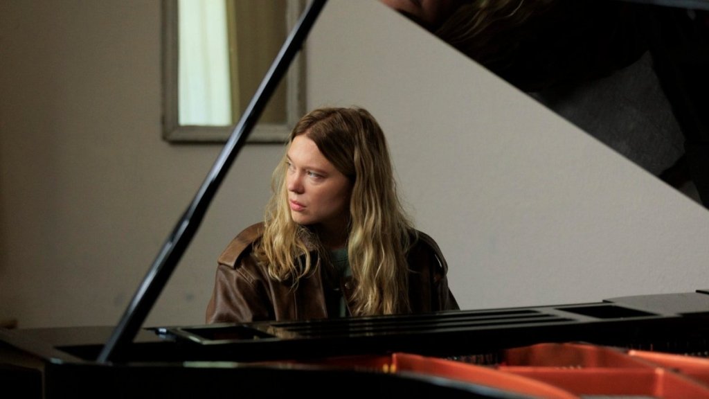 Léa Seydoux Felt ‘Uncomfortable’ With Nudity in Gentle Monster: ‘I Can’t Think Too Much’