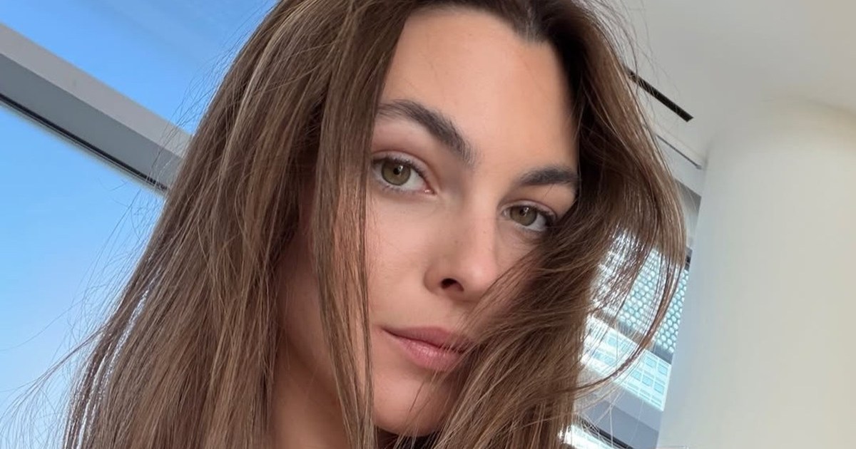 Leonardo DiCaprio’s Girlfriend Breaks the Internet in a Wildly Plunging Dress