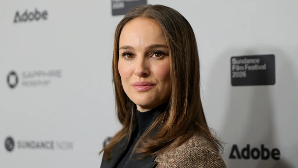 Natalie Portman Jonathan Bailey Pumping Black