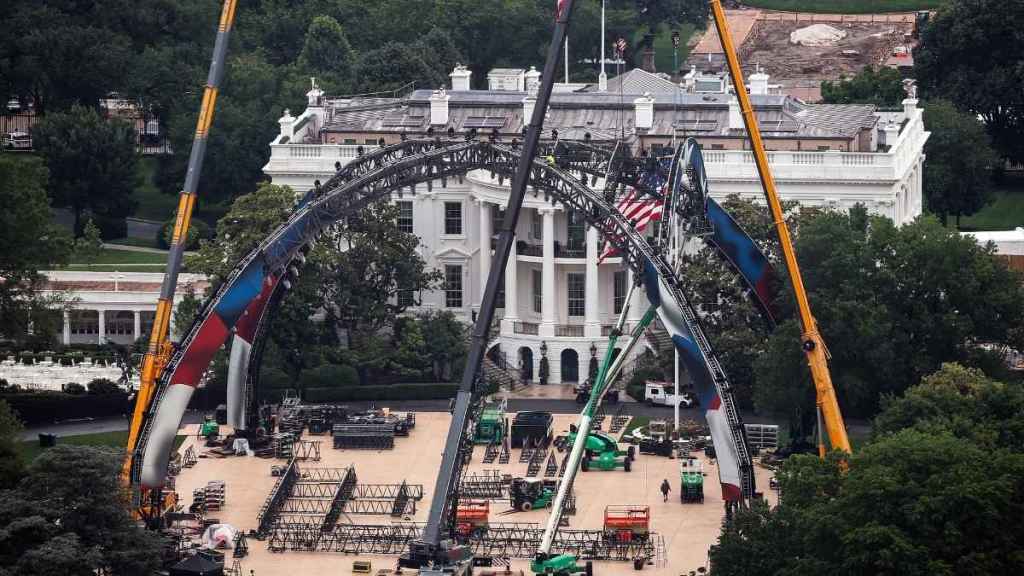 White House Draws 'Six Flags' Comparison Amid UFC Cage & Ballroom Plans