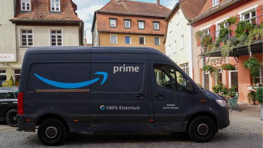 80s Sitcom Star Takes on Amazon Driver Role to Provide for Family