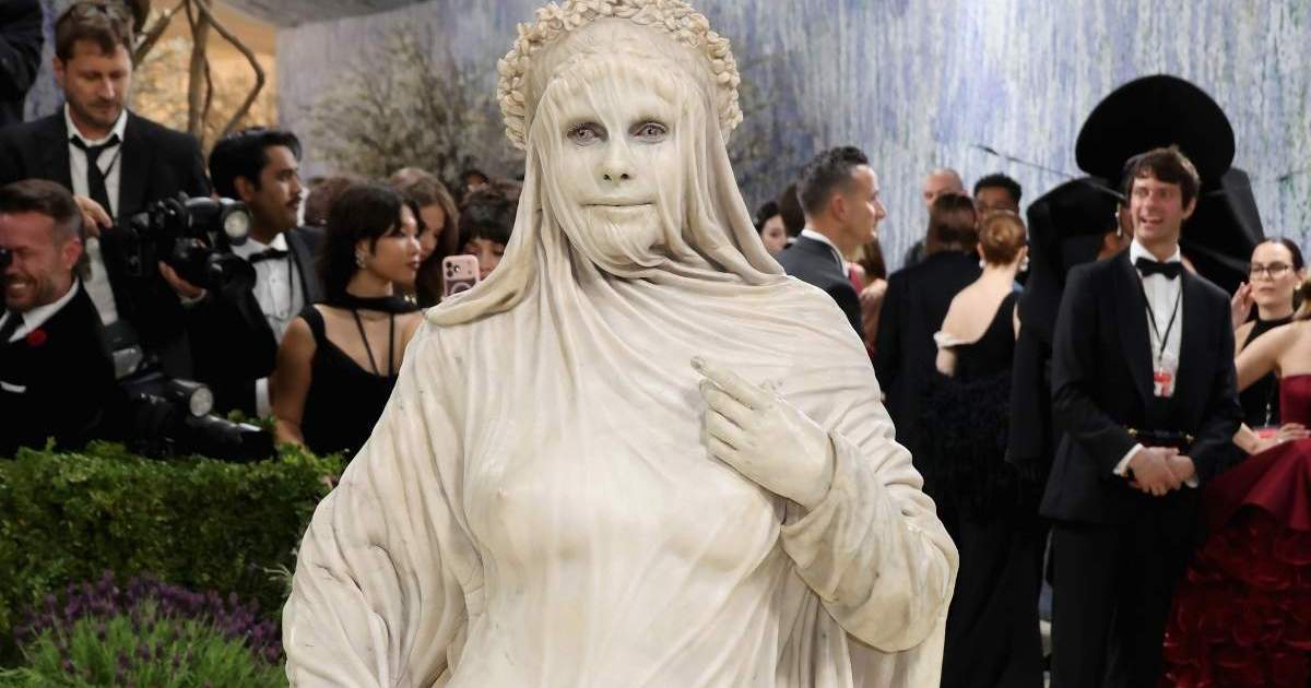 Heidi Klum's Nude Illusion Dress Turns Her Into a Living Statue at Met