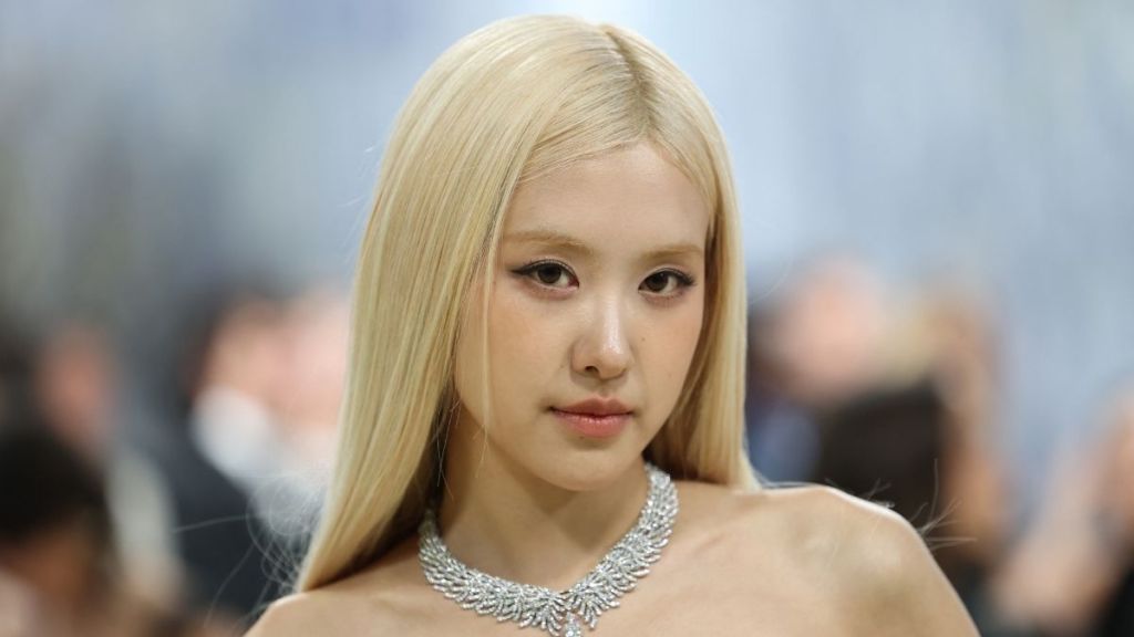 K-Pop Idol's Lifted Top Moment Has Fans in Awe