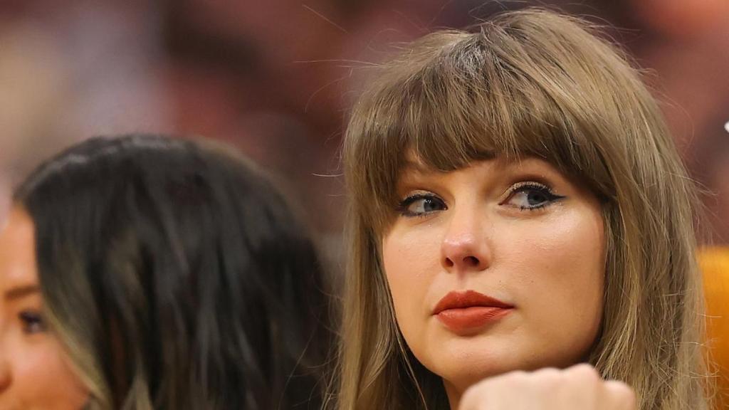 Taylor Swift's Face Card at Knicks Game Has Fans Saying 'It's a 10'