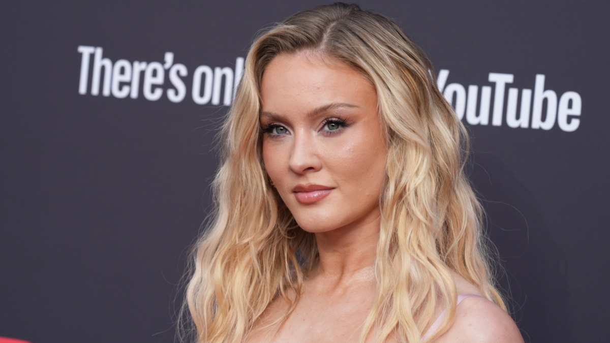 Zara Larsson Wows in Crop Top & Skirt at the Grammys - Mandatory