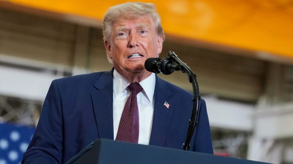 Donald Trump Had 1-Word Reaction to Sydney Sweeney at Jeff Bezos' Wedding