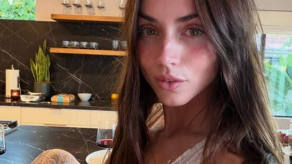 Ana de Armas Puts Her Toned Abs on Full Display in a Tiny Bra-Top