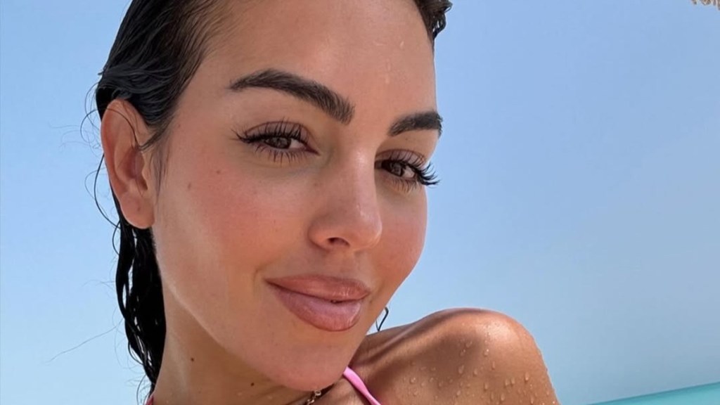 Cristiano Ronaldo’s Fiancée Goes Braless in a Wet-Look Outfit That Commands Attention