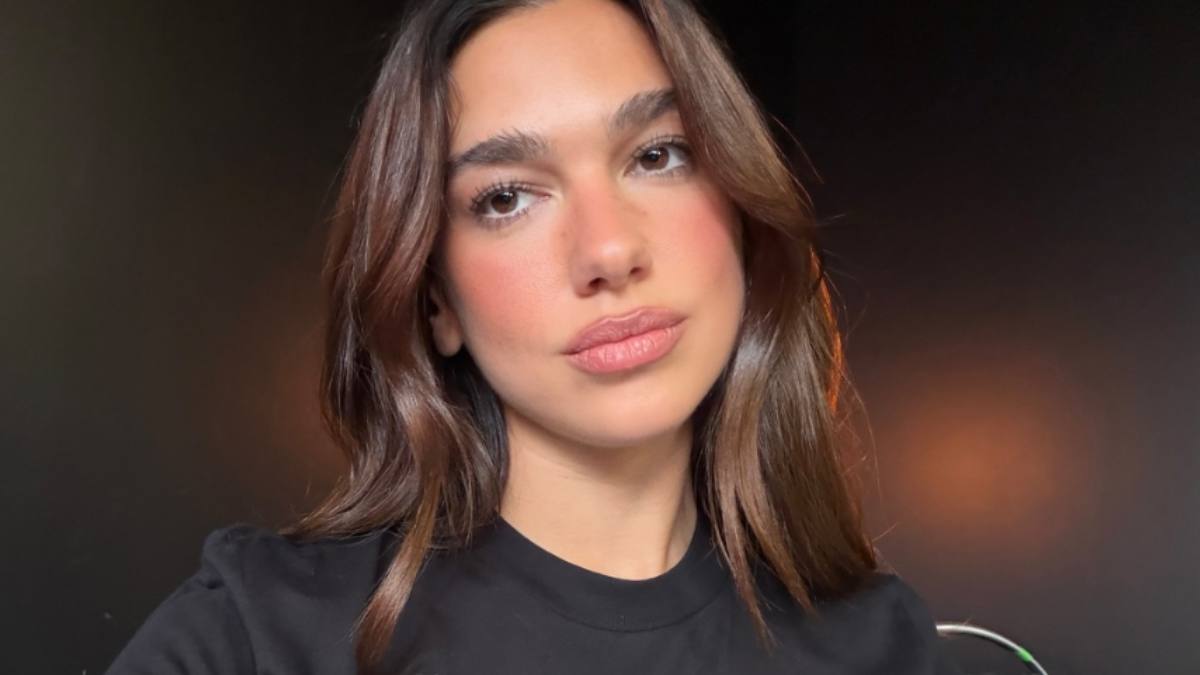dua-lipa-brings-heaven-on-earth-in-completely-nude-bubbly-bathtub