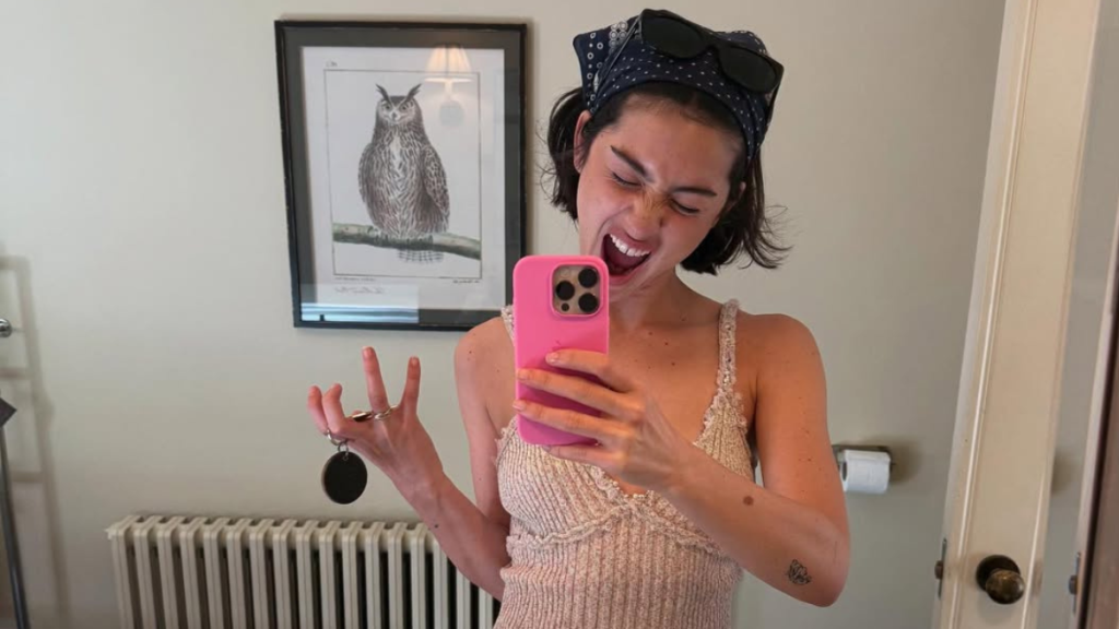 Gracie Abrams’ Backless Dress Bares Her Sides Completely & Dips Real Low