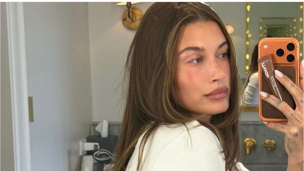 Hailey Bieber's Relaxed Sweatshirt Look Is Surprisingly Chic