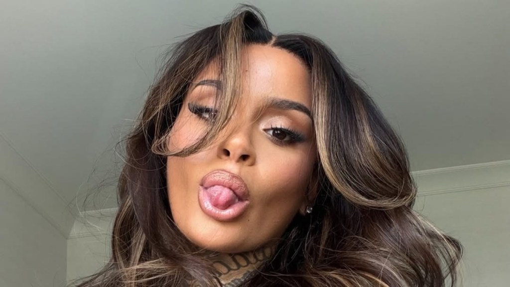 Kehlani’s Belt-Like Micro Shorts Give Away an Unexpected Sneak-Peek to Fans