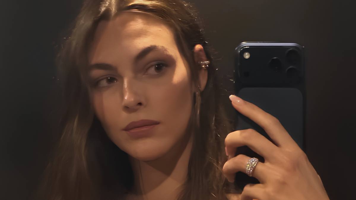 Leonardo DiCaprio's Girlfriend Goes Topless While Wearing Nothing But a