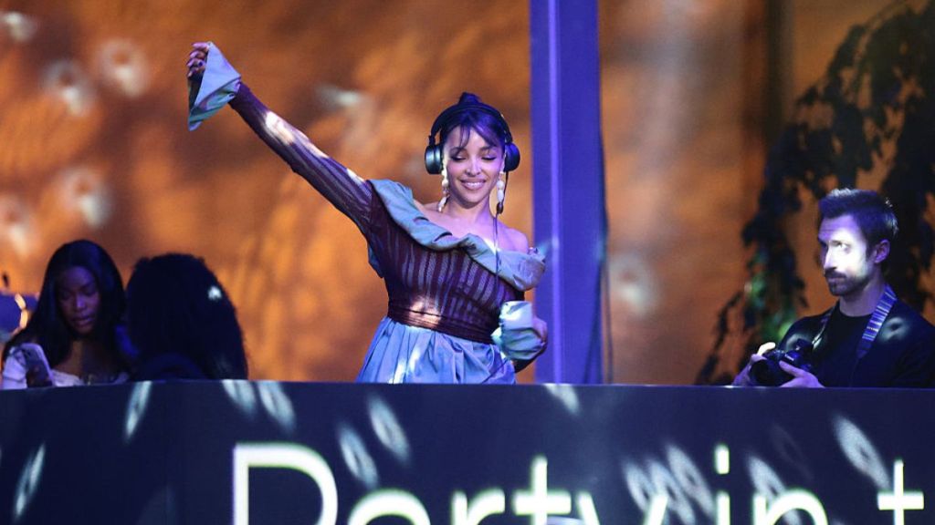 Tinashe Singing in Bikini Top & Micro Shorts Is the Definition of a Diva