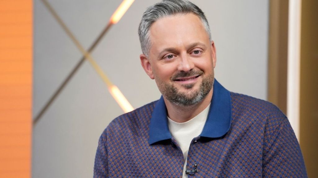 Fans React After ‘Not Political’ Nate Bargatze Shows Up in Trump Family Photos