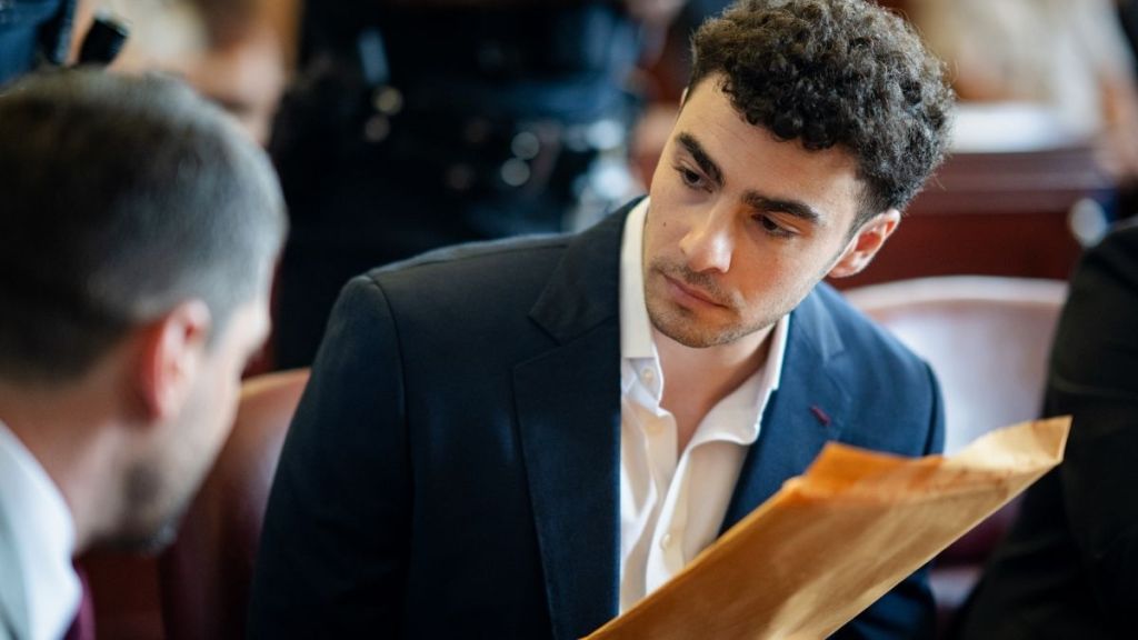 Luigi Mangione Drops Psychiatric Defense in UnitedHealthcare CEO Murder Case