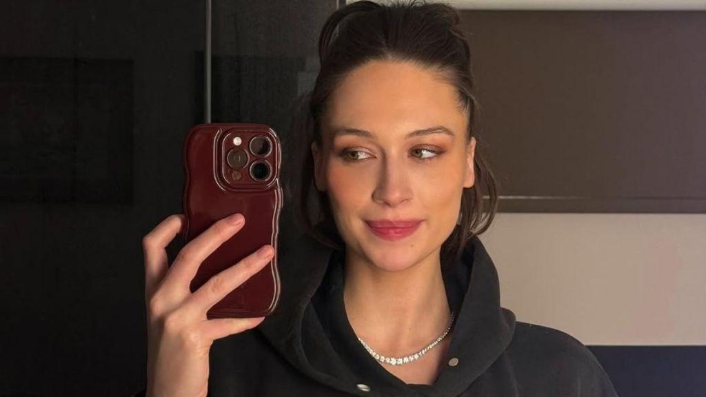 Elsie Hewitt Sunbathing in Flirty String Bikini Sends a Message