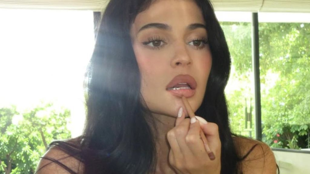 Kylie Jenner Draws All Eyes in Body-Hugging Top That Accentuates Every Curve