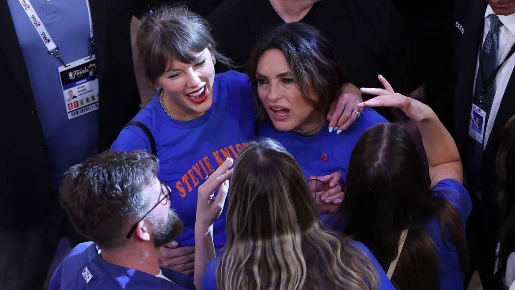 Taylor Swift & Kylie Jenner's Knicks Game Moment Wasn't What It Seemed — Expert